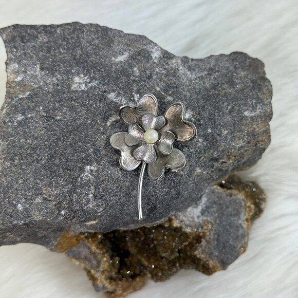 Vintage Silver Tone Textured Flower & Faux Pearl Brooch 1.5" X 1" - Picture 2 of 5